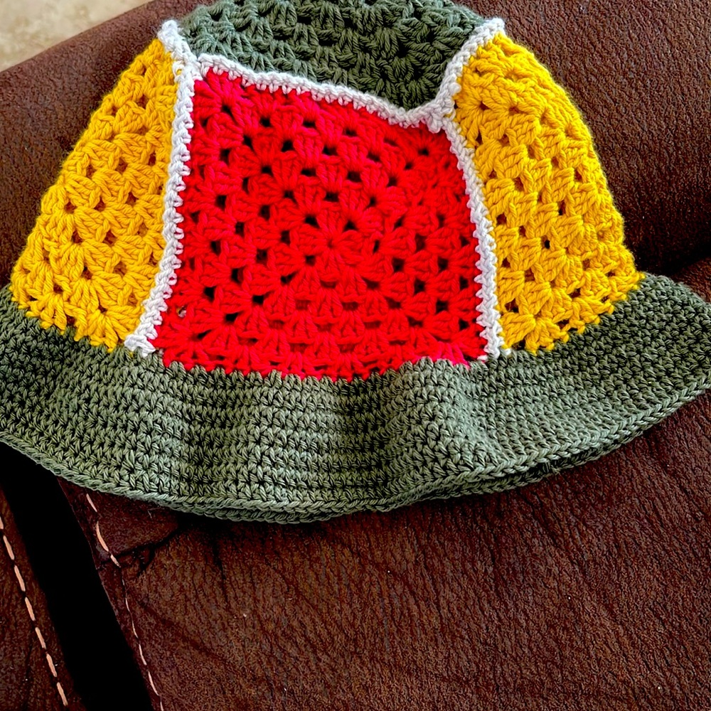 Handmade hat. For ages 3 to 5 year. %100 cotton  color red yellow & green.